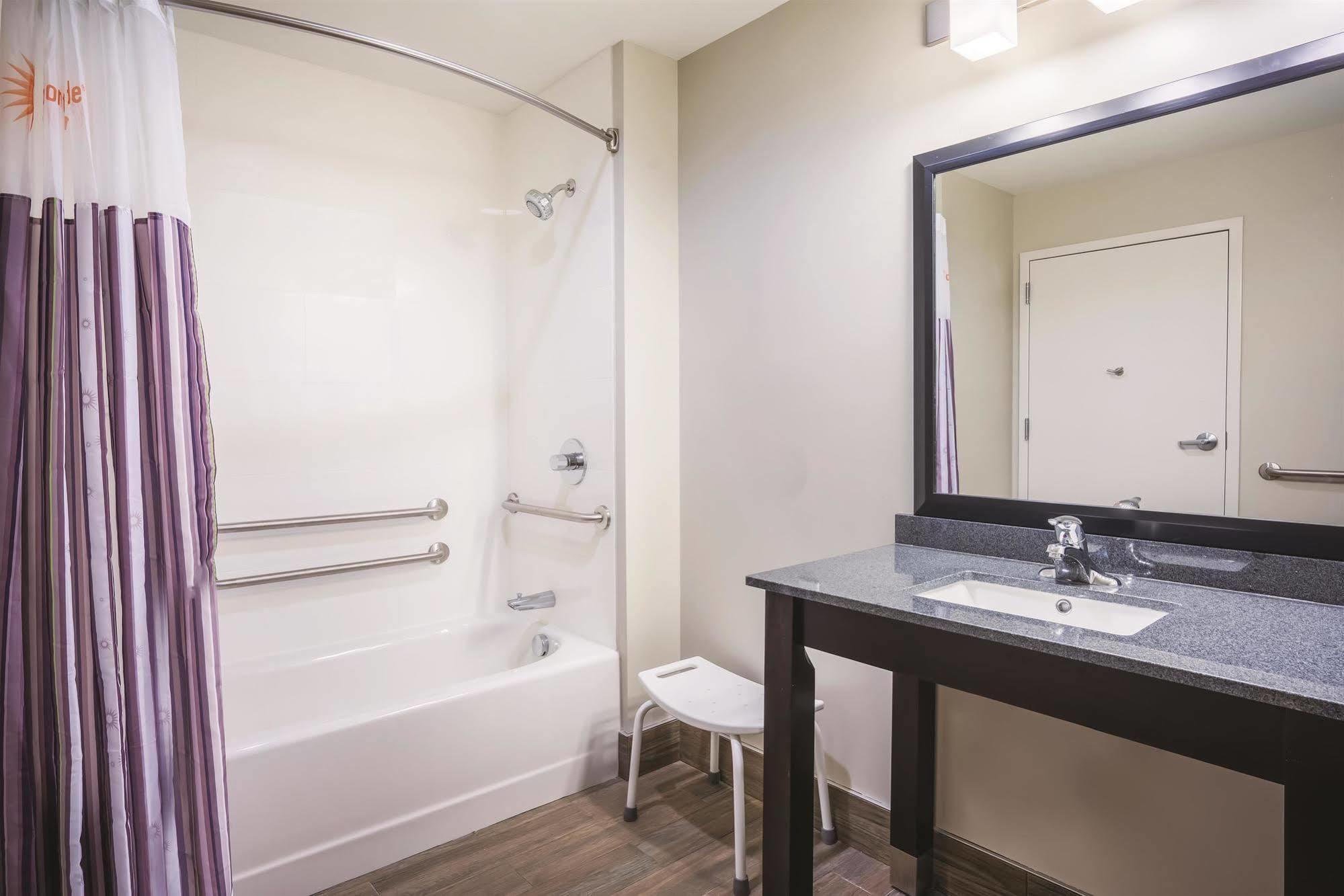 La Quinta Inn & Suites By Wyndham Clifton Park Saratoga Area 1749 Route 9 3*